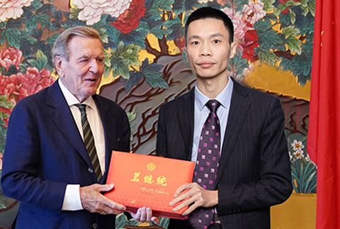 02 德国前总理.jpg