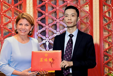 05 哥斯达黎加前总统.jpg